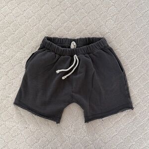 Gus + Steel 6/7 edgy shorts in graphite